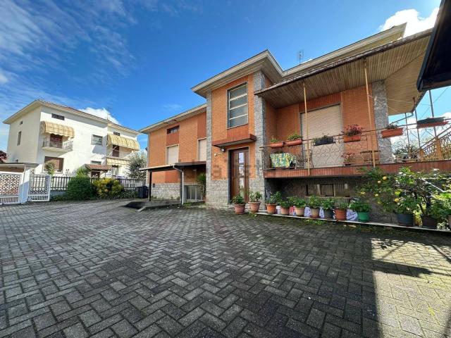 Case e ville in vendita di 360 m² in Via Gallarate, 38
