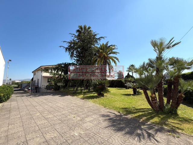 Case e ville in vendita di 360 m² in Via Giacomo Matteotti