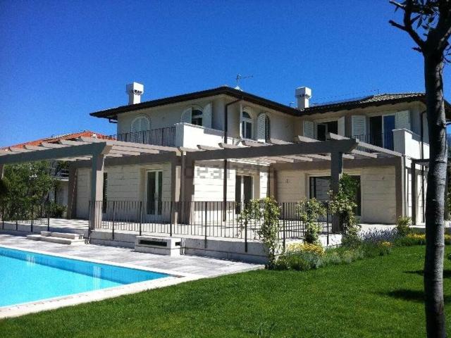 Case e ville in vendita di 360 m² in Via Donati