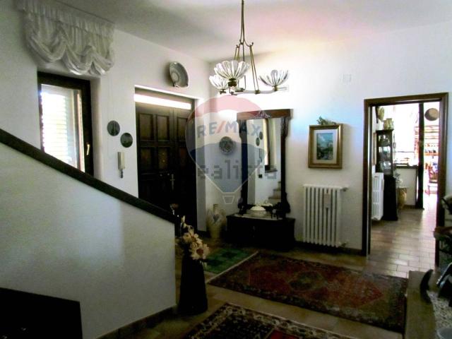 Case e ville in vendita di 360 m² in Via degli Ulivi, 123