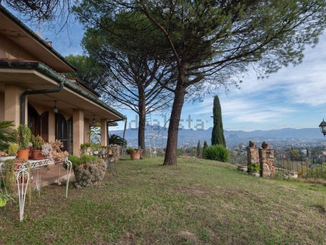 Case e ville in vendita di 360 m² in Via del Romitorio, 54