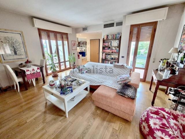 Case e ville in vendita di 360 m² in Via Emilia, 236