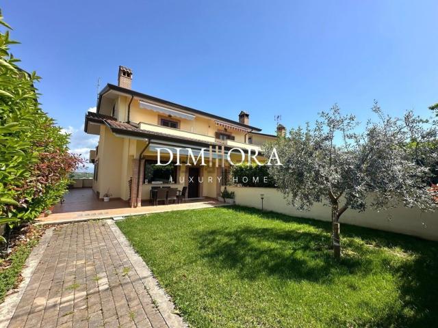 Case e ville in vendita di 360 m² in Via Forcella
