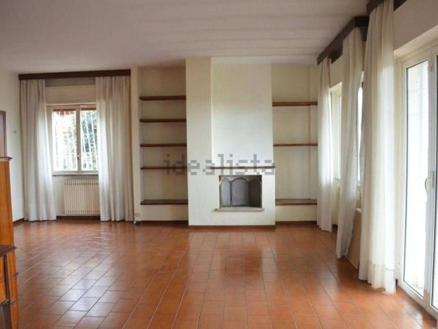 Case e ville in vendita di 360 m² in Via Oglio