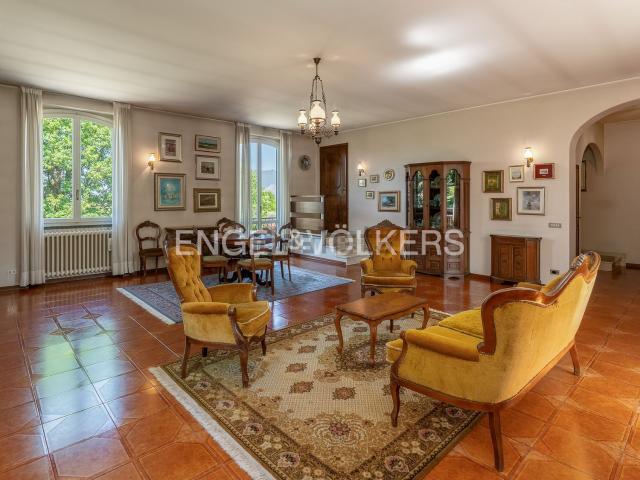 Case e ville in vendita di 360 m² in Via Luigi Cadorna