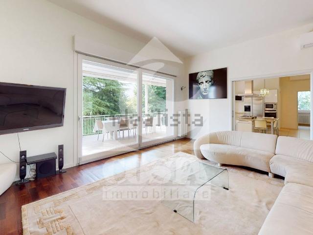Case e ville in vendita di 360 m² in Via Moglio