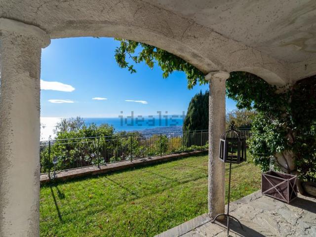 Case e ville in vendita di 360 m² in Via Monte Fasce