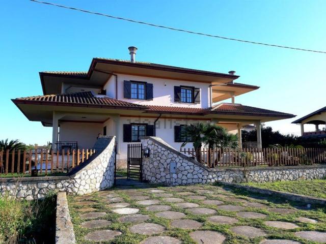 Case e ville in vendita di 360 m² in Via Migliara 47