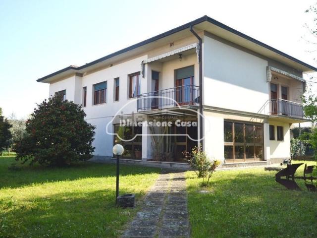 Case e ville in vendita di 360 m² in Via Nottolini, 639
