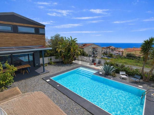 Case e ville in vendita di 360 m² in Via Savoca, 36