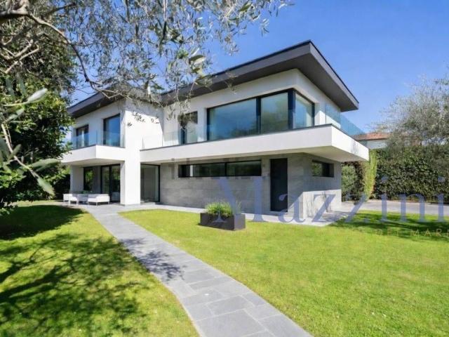Case e ville in vendita di 360 m² in Via Salvador Allende