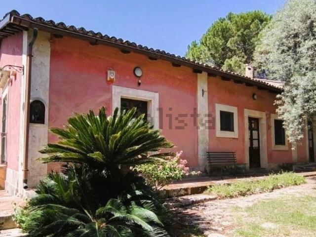 Case e ville in vendita di 360 m² in Via per Canicattini, 59