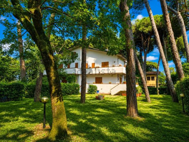 Case e ville in vendita di 360 m² in Via Raffaele De Grada, 40
