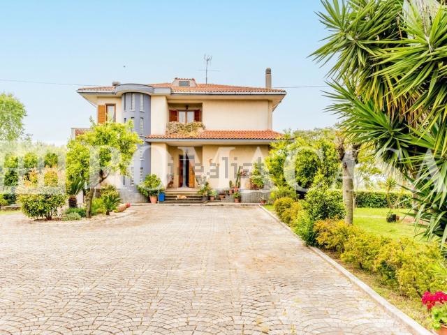 Case e ville in vendita di 360 m² in Via Torre Bruna, 4