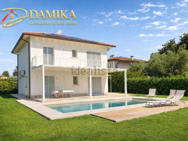 Case e ville in vendita di 360 m² in Via Umbria