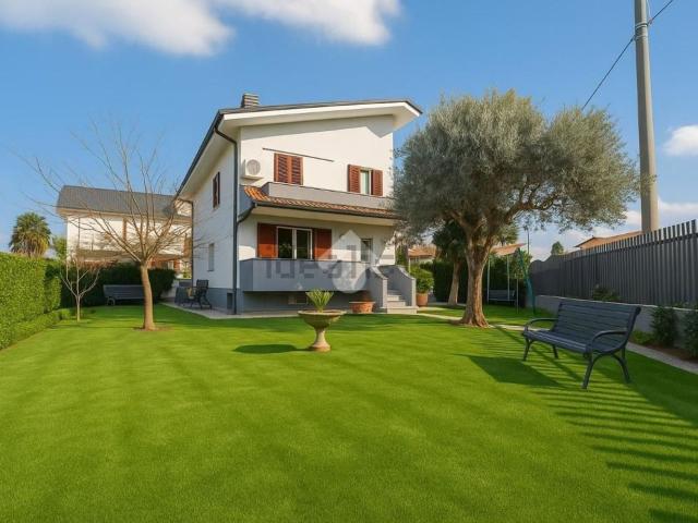 Case e ville in vendita di 360 m² in Via Ubaldo Panceri, 26