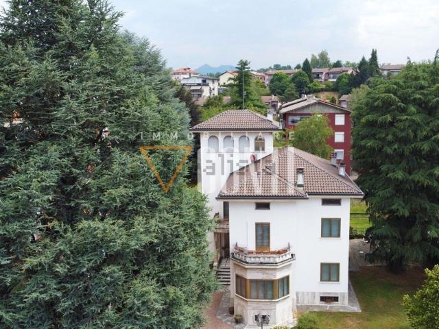 Case e ville in vendita di 360 m² in Viale Belforte, 171