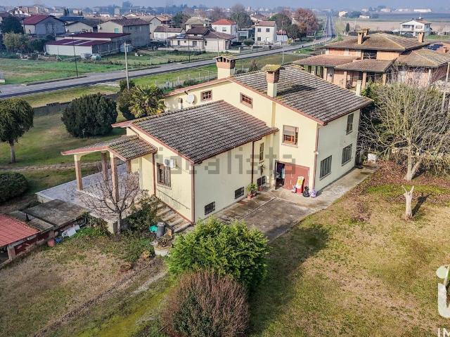 Case e ville in vendita di 360 m² in Viale della Rinascita, 12