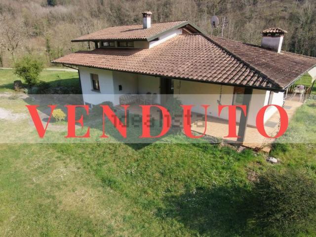 Case e ville in vendita di 360 m² in Località Dolegna, 24