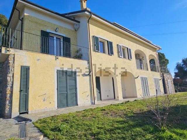 Case e ville in vendita di 360 m² in Strada Villetta
