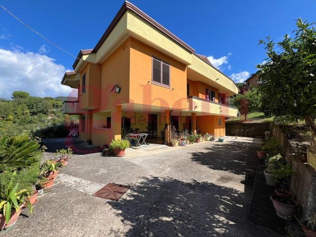 Case e ville in vendita di 363 m² in Via Cappuccini, 56