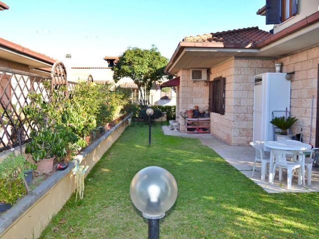Case e ville in vendita di 363 m² in Via Trausella