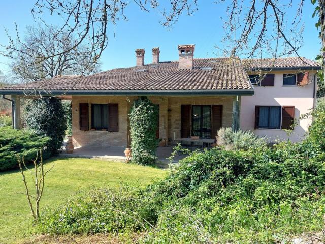 Case e ville in vendita di 364 m² in Via Suore