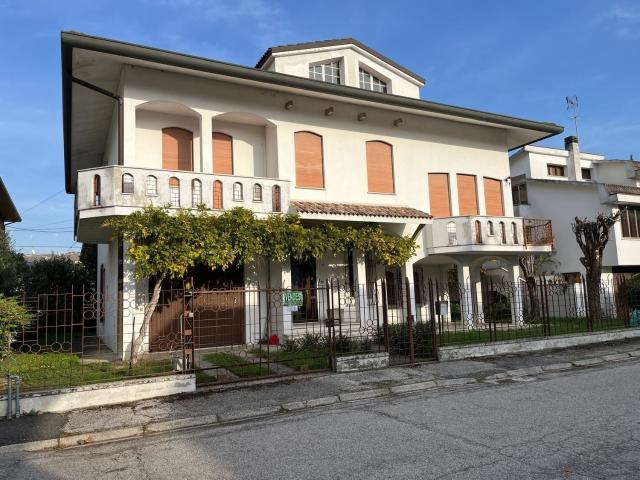 Case e ville in vendita di 365 m²