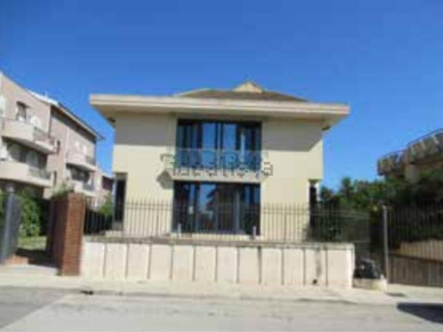 Case e ville in vendita di 365 m² in Via Catania