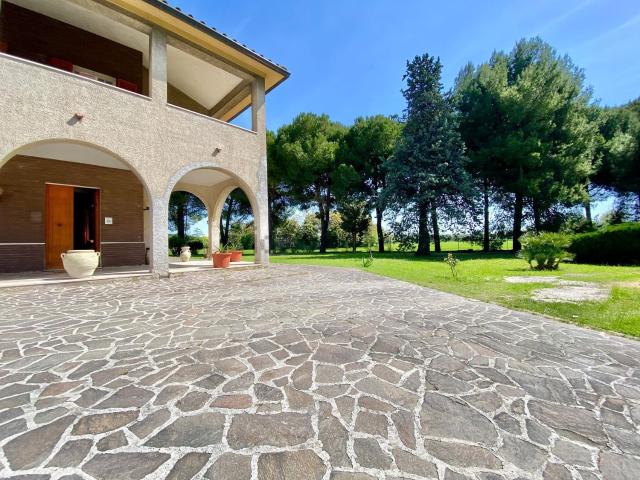 Case e ville in vendita di 365 m² in Via Alessandro Manzoni