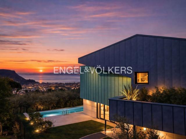 Case e ville in vendita di 365 m² in Via belvedere