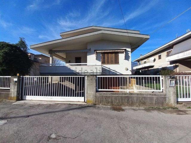 Case e ville in vendita di 365 m² in Via Giuseppe Parini, 3