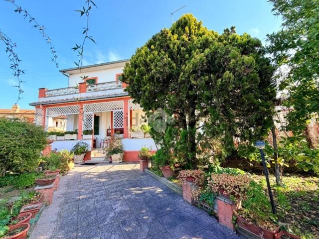 Case e ville in vendita di 365 m² in Via della Croce, 24