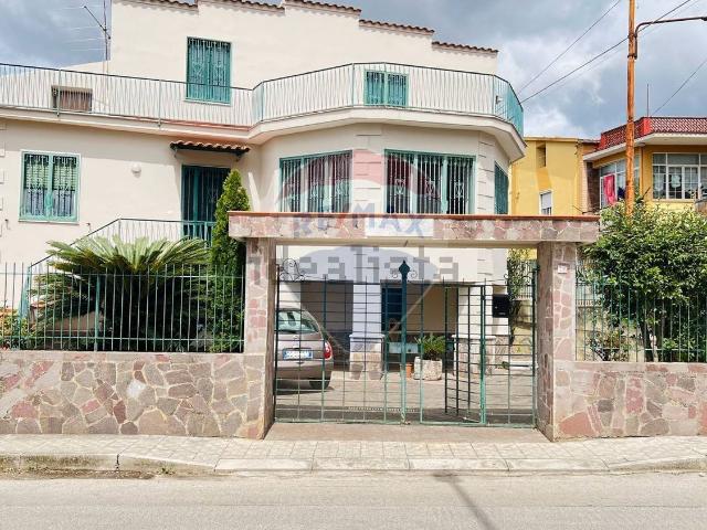 Case e ville in vendita di 367 m² in Via A. Russo, 6