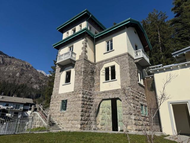 Case e ville in vendita di 367 m² in Via Luigi Cadorna