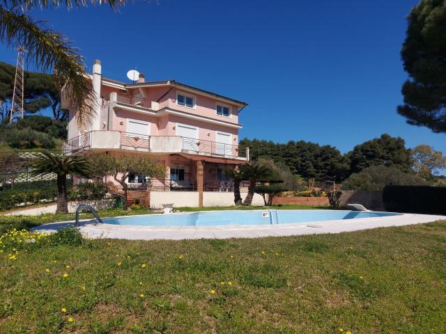 Case e ville in vendita di 367 m² in Via Sandro Pertini, 36