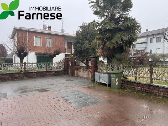 Case e ville in vendita di 368 m² in Via Cristoforo Colombo, 1