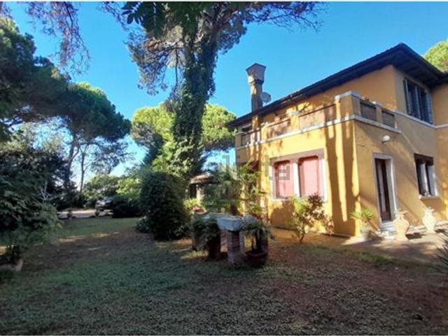 Case e ville in vendita di 368 m² in Via Fausta, 49