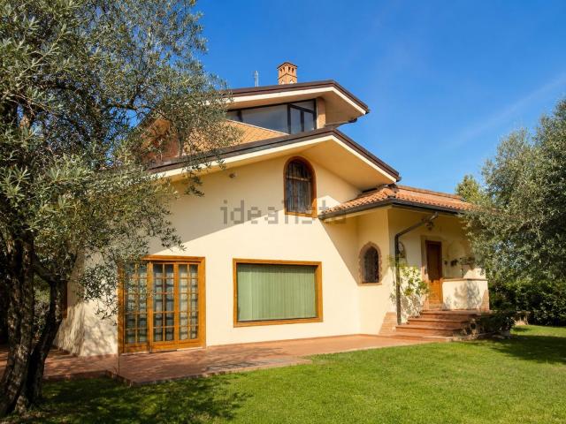 Case e ville in vendita di 368 m² in Via Leonardo Petruzzi, 35