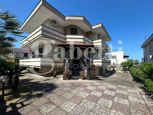 Case e ville in vendita di 368 m² in Via Marenola, 20