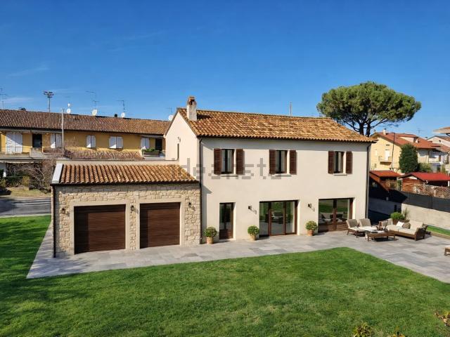 Case e ville in vendita di 368 m² in Via San Giovanni In Marignano, 57