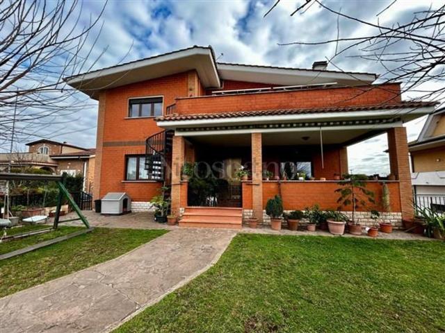 Case e ville in vendita di 370 m² in Via Giuseppe Genè