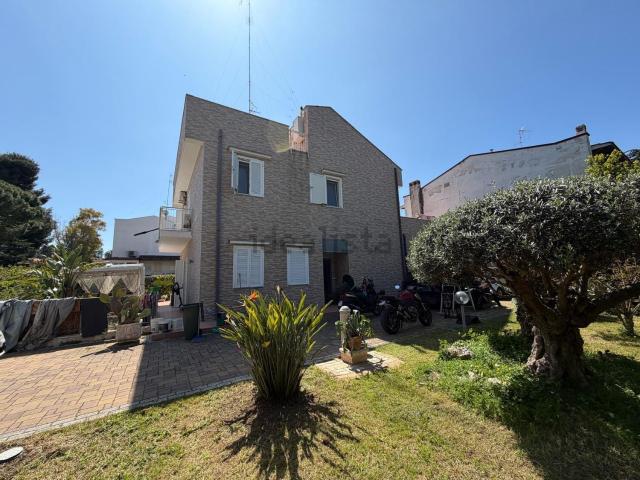 Case e ville in vendita di 370 m² in Via Giovanni Amendola, 184