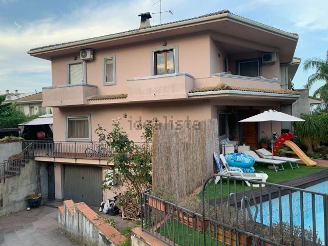Case e ville in vendita di 370 m² in Via dei Normanni