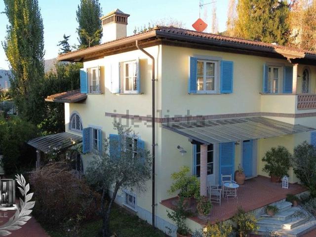 Case e ville in vendita di 370 m² in Via dei Salesiani, 38