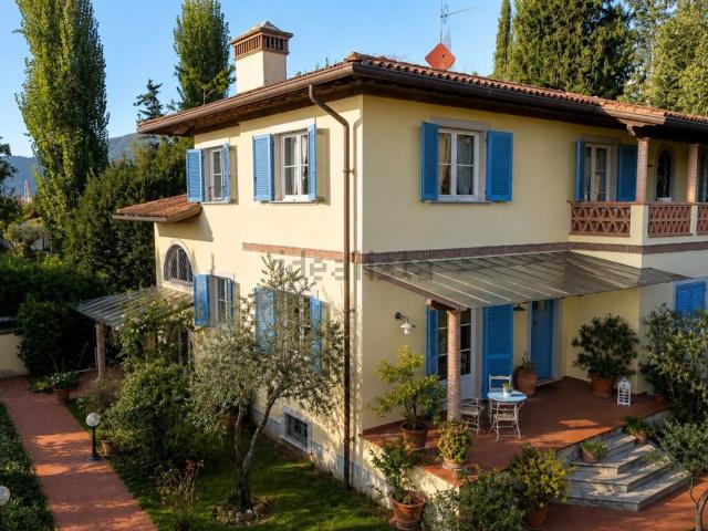 Case e ville in vendita di 370 m² in Via dei Salesiani, 38