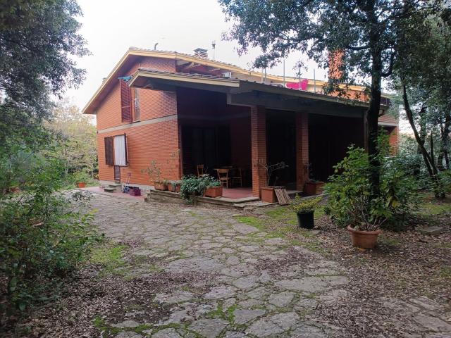 Case e ville in vendita di 370 m² in Via del Ginepro