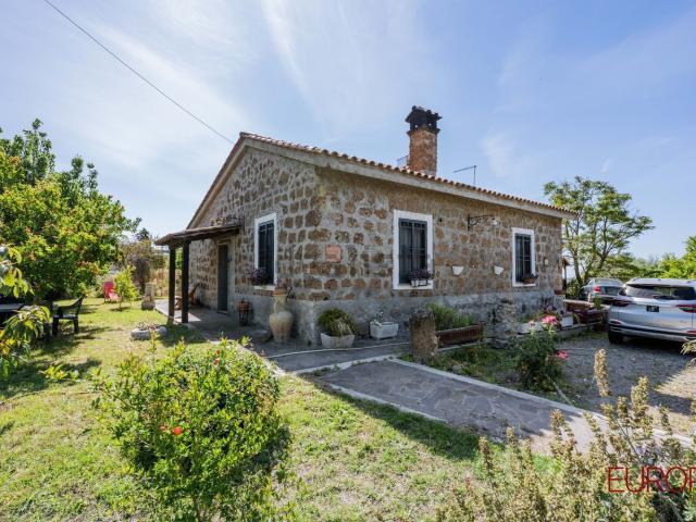 Case e ville in vendita di 370 m² in Via del Sasso, 1