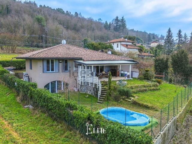 Case e ville in vendita di 370 m² in Via del Sassone, 9