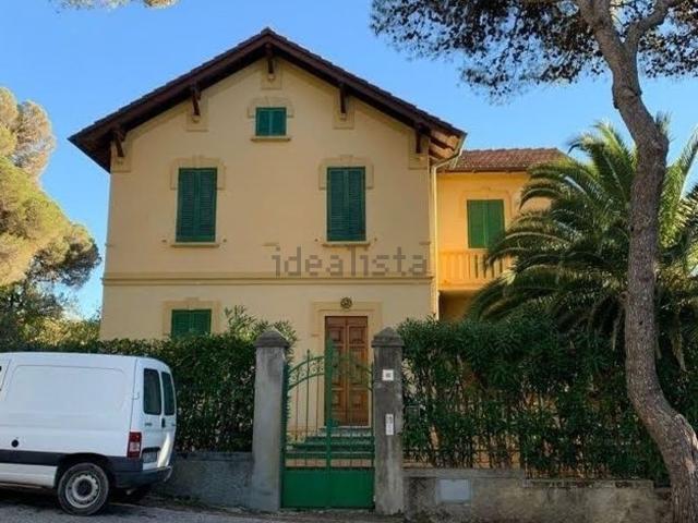 Case e ville in vendita di 370 m² in Via dell&apos  Edera, 200